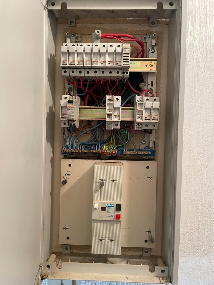 Remise aux normes en vigueur et rafraîchissement d’un coffret électrique 🤙 Dites adieu aux vieux...